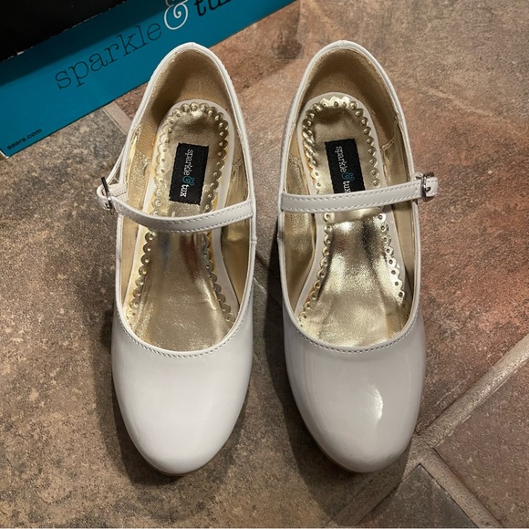 BUNDLE Girls white dress shoes with 2 pairs of socks and box - Picture 3 of 13